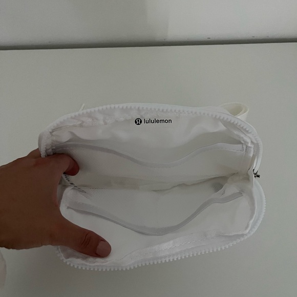 2L Lululemon Everywhere Belt Bag (large) - Picture 3 of 3